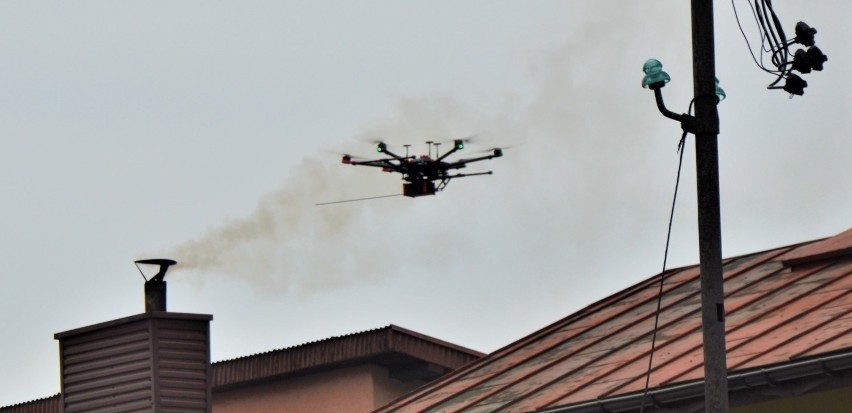 Nad Częstochową lata dron. Sprawdza poziom smogu. Wszystko w...