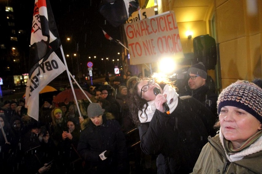 Czarna Środa we Wrocławiu. Protest w Rynku i pod biurami poselskimi 