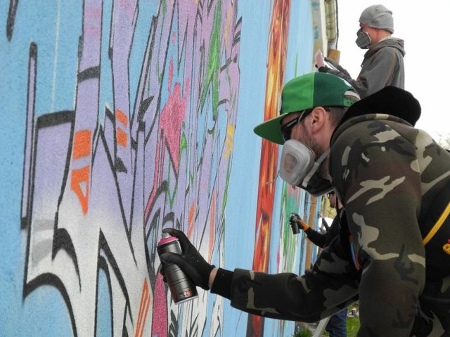 Jak co roku podczas majówki w Koszalinie zorganizowana zostanie impreza dla miłośników ulicznej sztuki - Graffiti Jam. Organizatorem jest koszalińska grupa ludzi zaangażowanych i kreatywnych Most Blunted. Impreza po raz kolejny odbędzie się przy ul. Słowiańskiej przy murach MEC Koszalin. Uczestnicy rozpoczną malowanie swoich prac o godz. 12 i kontynuować będą także następnego dnia. After party zorganizowane zostanie w klubie bilardowym Big One przy ul. Pocztowej 6. A tymczasem zapraszamy do obejrzenia zdjęć z poprzednich edycji imprezy!