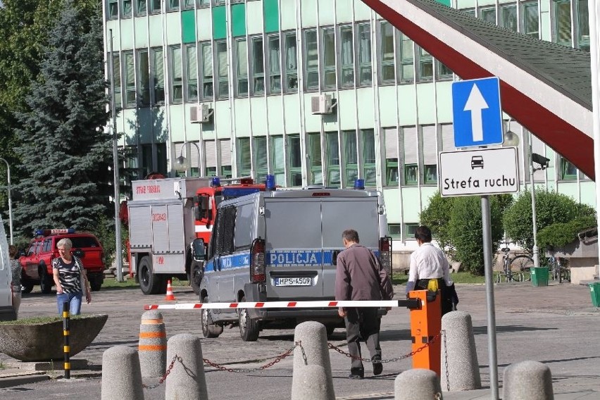 Alarm bombowy w centrum Kielc. Akcja w urzędach marszałkowskim, wojewódzkim i Izbie Skarbowej 