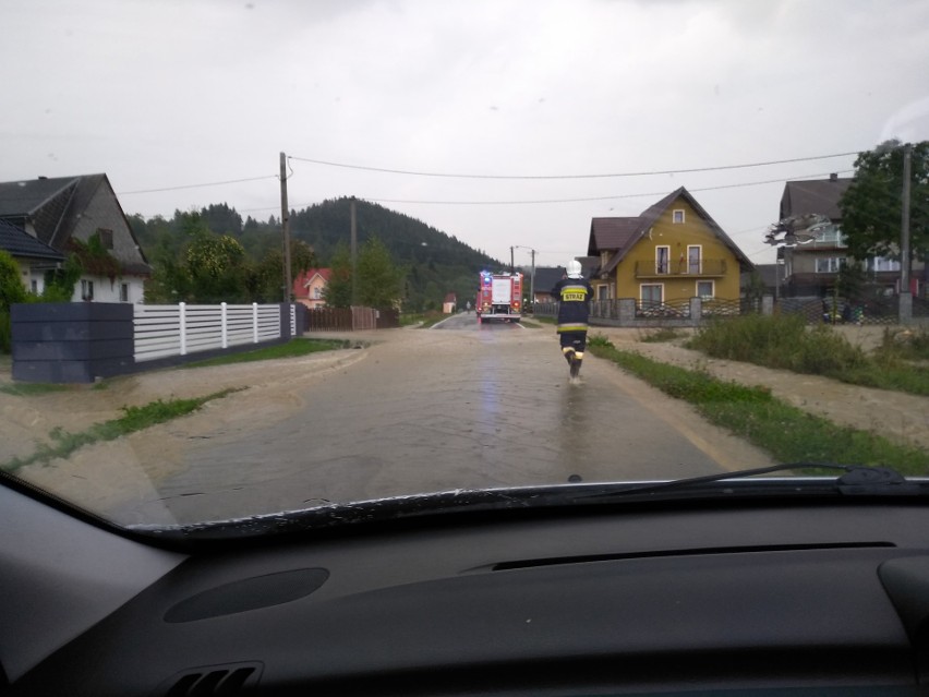 Oberwanie chmury nad Orawą. Strażacy wypompowują wodę z zalanych domów 