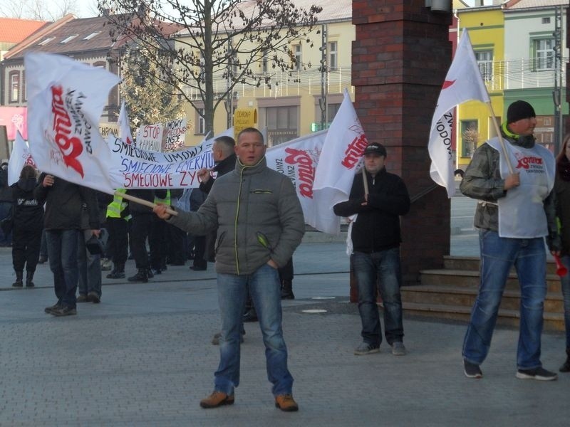 Pracownicy ochrony kopalni Sobieski i Janina protestowali...