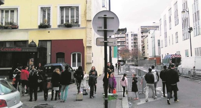 W głębi po prawej redakcja "Charlie Hebdo", gdzie żandarmi czuwają cały czas. Z lewej wejście do teatru.