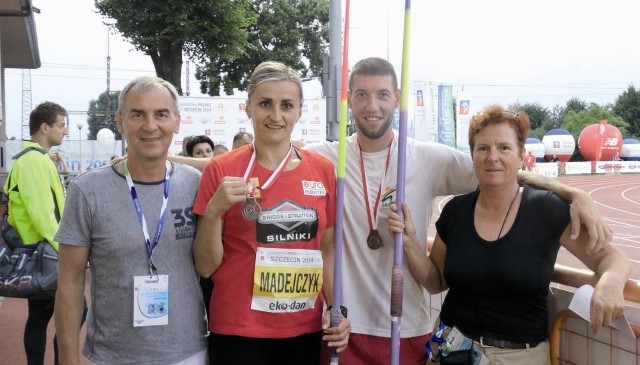 Srebrny medal w rzucie oszczepem na mistrzostwach w Szczecinie zdobyła Barbara Madejczyk z Jantara Ustka, obok niej trener Henryk Michalski. Brązowy medal zdobył Paweł Roziński z SKLA Słupsk, obok trener Ewa Grecka.