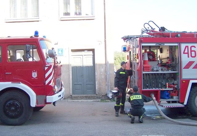 Dwa wozy bojowe w akcji przy ulicy Żeromskiego 4.