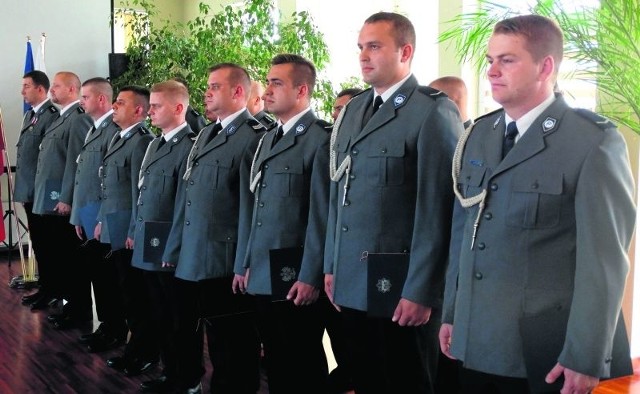 W Zwoleniu awansowano 22 funkcjonariuszy, wśród nich znalazł  się zastępca szefa zwoleńskiej policji Leszek Derlatka . Brązową  Odznaką  Zasłużony Policjant odznaczono Przemysława Szarugę 