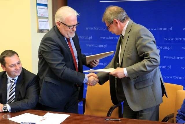 Umowę na budowę przystani podpisali m. in. dyrektor MOSiR-u Aleksander Dybiński (z prawej) i Grzegorz Brzykcy, wiceprezes zarządu Prefabetu