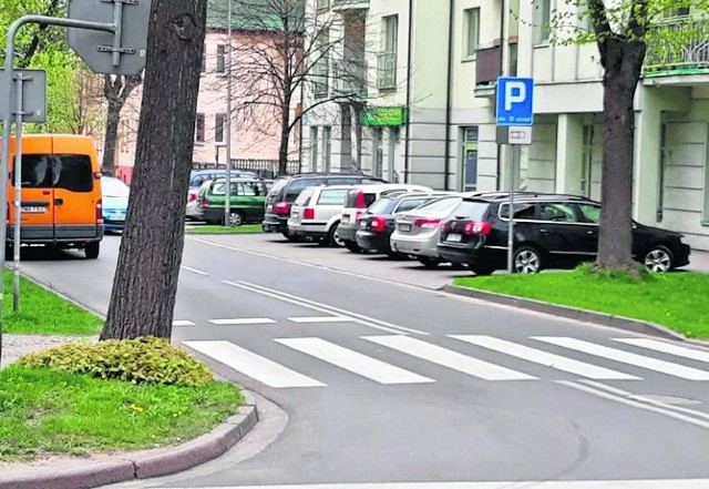 Na parkingu przy sklepie wędkarskim, choć można tu parkować maksymalnie 15 minut, wciąż stoją te same pojazdy