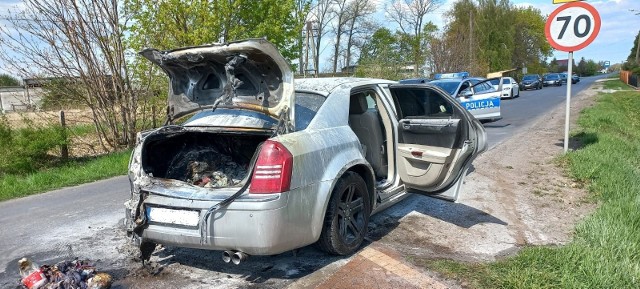 Strażacy z Mogilna, Strzelna i Gębic ugasili płonące auto. Akcja trwała około godzinę