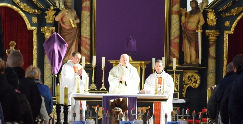 W Starogardzie Gdańskim pożegnano trójkę rodzeństwa tragicznie zmarłego w pożarze ZDJĘCIA 