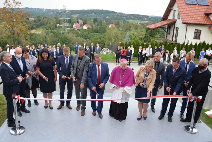 Dziekanowice. Z ponadstuletniego budynku szkoła przeniosła się do nowego