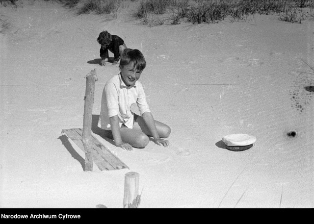 Wypoczynek dzieci w PRL-u wiązał się z przebywaniem na łonie natury, z dala od elektroniki. Na zdjęciu: dzieci bawiące się na wybrzeżu Bałtyku. Lata 1960-1970.