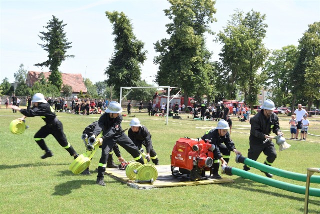 Druhowie z OSP Drzewianowo  w ćwiczeniach bojowych