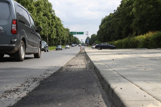 Krawężniki przy parkingu na al. Unii wyrównano prowizorycznym asfaltem.