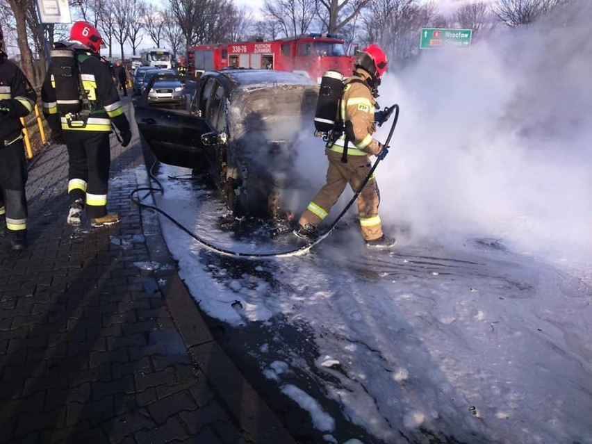 Samochód osobowy spłonął na drodze pod Wrocławiem 