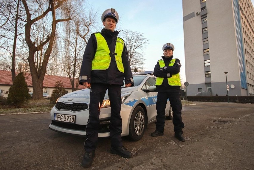 Niepołomice. Dziecko potrącone na „pasach”. Życie chłopca uratowali policjanci 17.01.