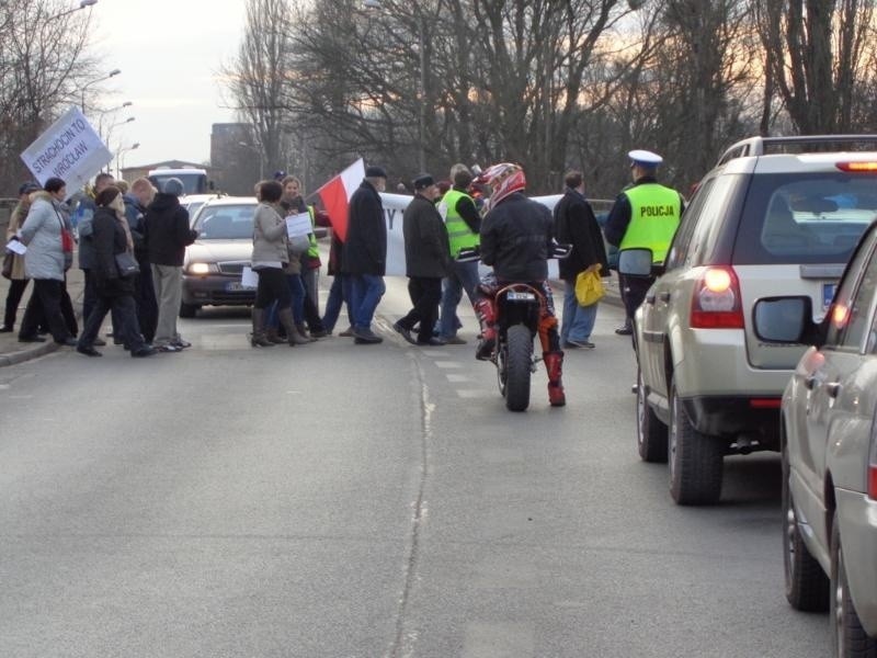 Protest na Swojczyckiej i Kowalskiej. Kilkadziesiąt osób blokowało ulice (ZDJĘCIA)