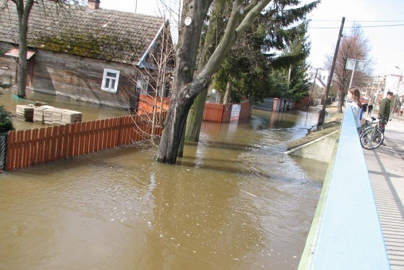 Ulica Kazimierzowska i Zamkowa. Woda zalewa domy. Wysoki poziom rzeki Białej