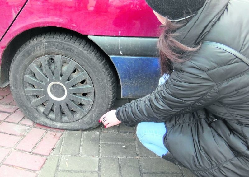 W renault lagunie wandal przebił szpikulcem oponę z boku.