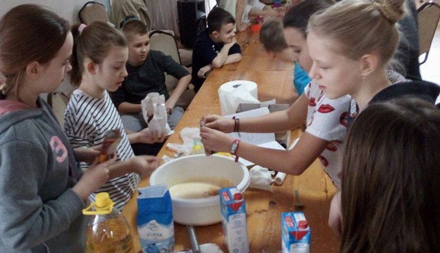 Dużo zabawy przyniosły dzieciom z terenu gminy Łopuszno zajęcia kulinarne, na których między innymi piekły pizzę.