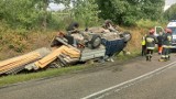 Kolizja na dw 206 [20.08.2018]. W Kawczu (gmina Miastko) bus z drewnem zjechał do rowu [zdjęcia, wideo]