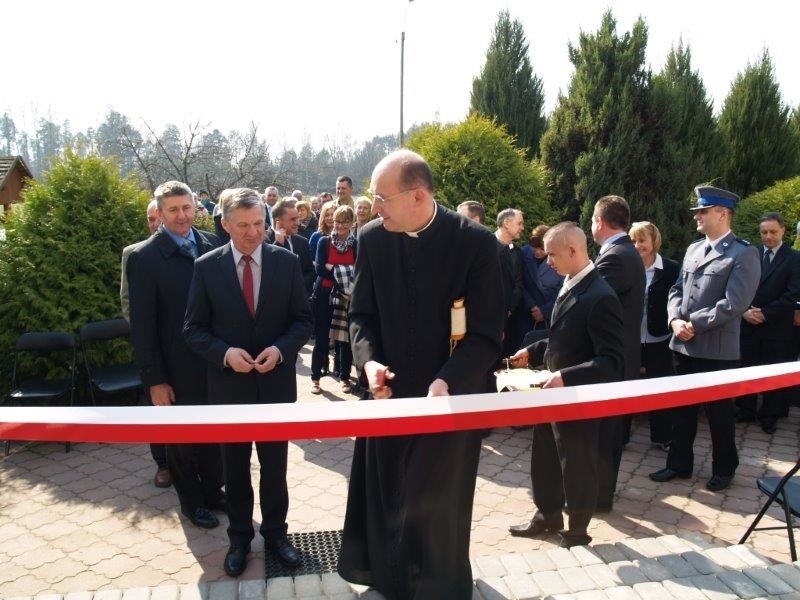 Wstęgę przecinało wiele osób. Rozpoczął ks. Zbigniew...