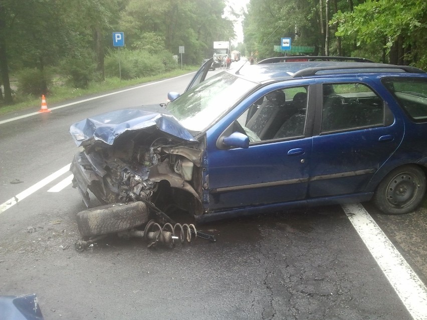 Wypadek karetki pod Bełchatowem. Cztery osoby ranne [ZDJĘCIA+FILM]