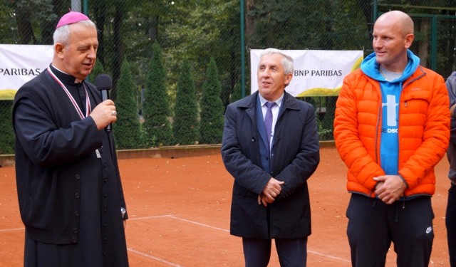 W uroczystej inauguracji tenisowych mistrzostw księży w Kazimierzy Wielkiej wziął udział biskup kielecki Jan Piotrowski (w środku - burmistrz Adam Bodzioch).