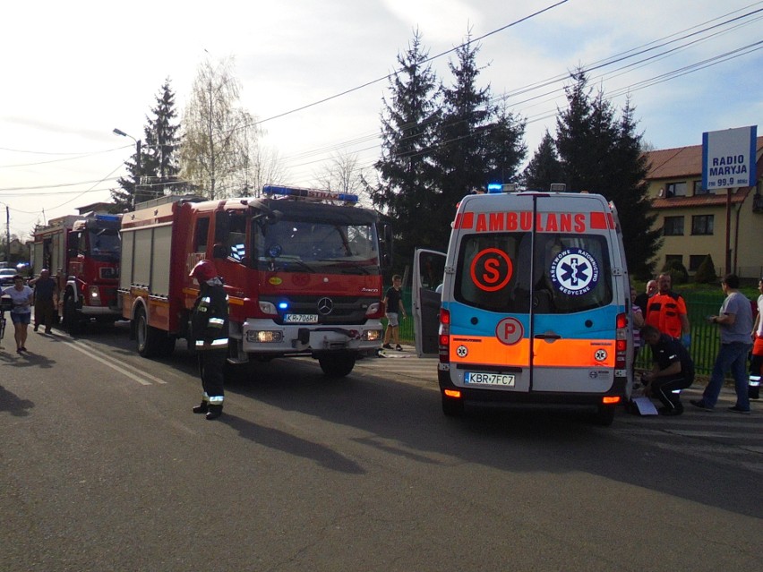 Tragiczny wypadek w Rzezawie. Kierowca potrącił trójkę...