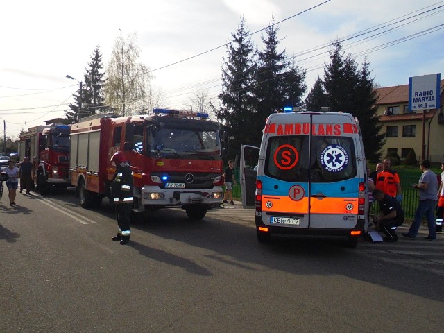 Tragiczny wypadek w Rzezawie. Kierowca potrącił trójkę rowerzystów i dwóch pieszych, jedna osoba nie żyje