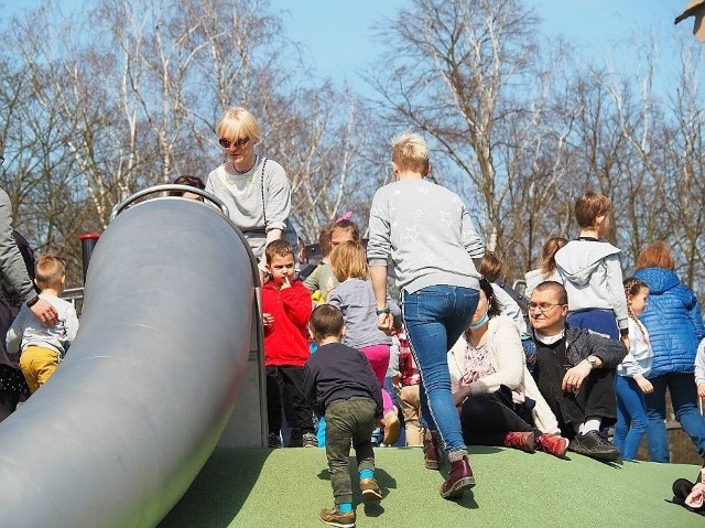 Do końca września trwa Narodowy Spis Powszechny Ludności i Mieszkań 2021. Do Urzędu Statystycznego w Łodzi zgłaszają się osoby, które sądzą, że skontaktowali się z nimi fałszywi rachmistrzowie. Okazuje się, że przeważnie są to ankieterzy, którzy prowadzą inne badania.Spis powszechny rozpoczął się 1 kwietnia i potrwa do 30 września, choć początkowo miał się zakończyć 30 czerwca. Wydłużono jednak termin na jego przeprowadzenie ze względu na pandemię koronawirusa.Czytaj dalej