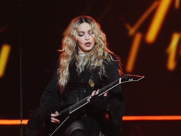Amerykańska gwiazda od lat lubiła eksperymentować ze swoim wyglądem. Media kolejny raz rozpisują się na temat wyglądu piosenkarki, a raczej tego, jak bardzo nie przypomina już siebie! Znamienna zdaje się być opinia, że o ile ząb czasu się jej nie ima, o tyle nóż chirurga już trochę bardziej. Madonna udostępniła nowe nagranie na Instagramie, które wywołało wśród jej fanów sporą sensację. Chyba komentarze same mówią za siebie: Co ty sobie zrobiłaś?”, „To w ogóle ona?”, „Wygląda jak Marilyn Manson, co się stało?”, „Kim jesteś i czemu udajesz Madonnę? Nie znam cię”, „Wybaczcie, ale trochę mnie to przeraża... Kiedyś była taka piękna...”, „Tak właśnie wygląda kobieta, która marzy, żeby wiecznie mieć 20 lat, ale to nierealne”, „Tęsknię za dawną tobą”.ZOBACZ, JAK OBECNIE WYGLĄDA MADONNA