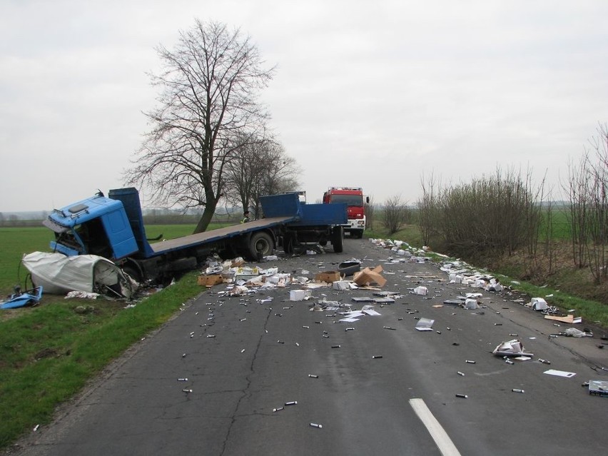Wypadek na drodze Krapkowice-Prudnik. VW transporter zderzyl...