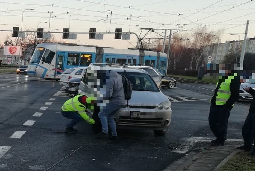 Groźny wypadek na Legnickiej. Auto wylądowało na boku