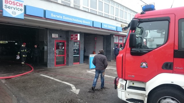Pożar centrum motoryzacyjnego na alei  Hallera w Gdańsku