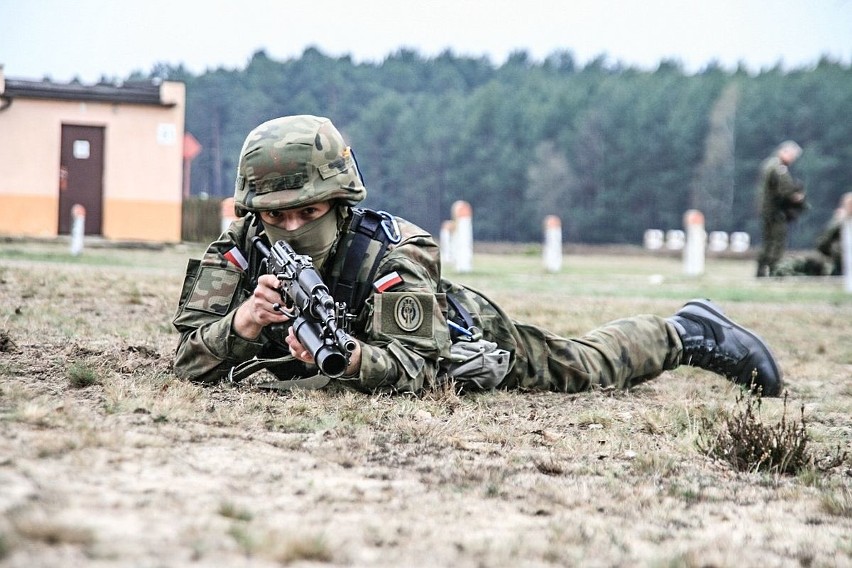 Rezerwiści szkolą się na poligonie