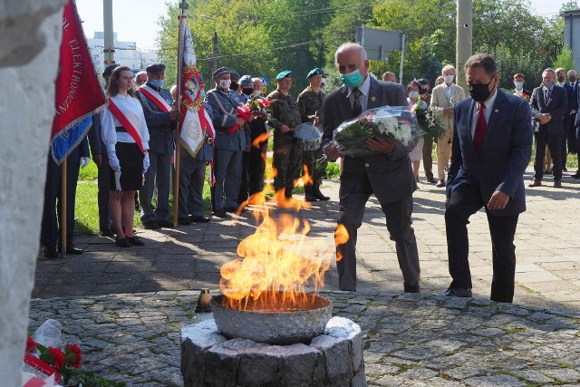 Wojewoda lubelski Lech Sprawka wspólnie z przedstawicielami Urząd Marszałkowski Województwa Lubelskiego i Urzędu Miasto Lublin złożył kwiaty i zapalił znicz pod Pomnikiem Obrońców Lublina