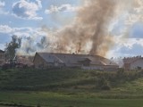 Duży pożar w gospodarstwie. Ponad stu strażaków w akcji