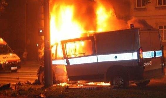 Śmiertelny wypadek na ul. Szczecińskiej w Słupsku Radiowóz uderzył w taksówkę. Po zderzeniu policyjne auto stanęło w płomieniach.