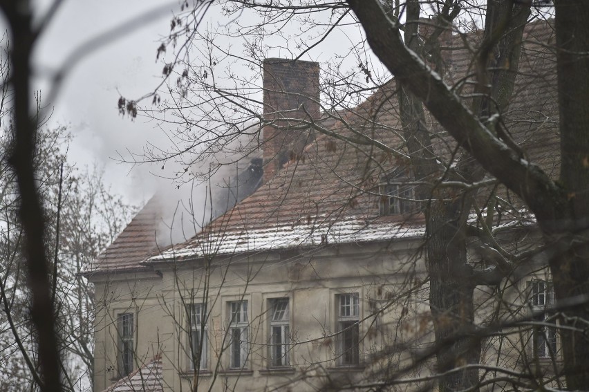 Pożar pałacu w Wojnowicach. Zawalił się fragment dachu....