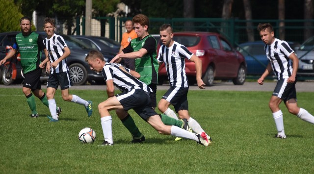 Jawor Krzemienica (na zielono-czarno) pokonał 1:0 Czarnych Kraczkowa w meczu piłkarskim klasy B. Pojedynek sąsiadujących ze sobą miejscowości budził sporo emocji.