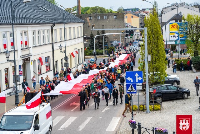 2 maja przeszła przez Zgierz patriotyczna manifestacja z gigantyczną biało-czerwoną flagę. Więcej zdjęć ze świąt 2 i 3 maja na kolejnych slajdach