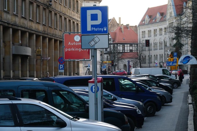 Za pozostawienie pojazdu na Starym Mieście trzeba byłoby zapłacić za pierwszą godzinę 7 zł, za drugą 7,40 zł, a za trzecią 7,90 zł.