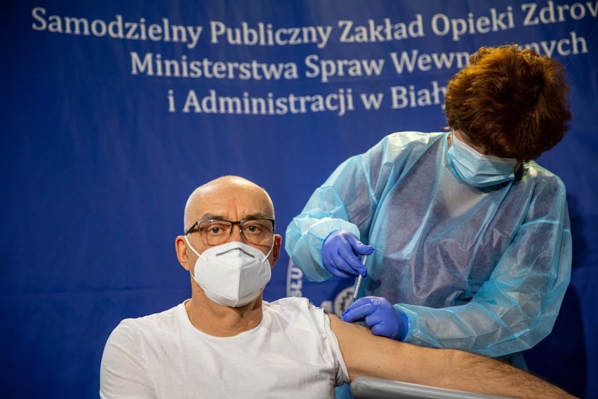 Zaczęły się szczepienia przeciwko koronawirusowi. Szpital MSWiA w Białymstoku szczepił jako pierwszy (zdjęcia)