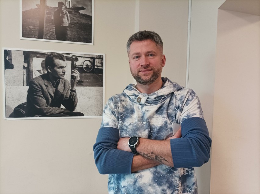 Dyrektor Łukasz Drożdżal w murach szkoły, przy zdjęciu...