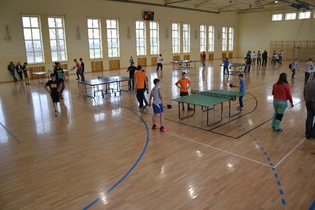 Turniej tenisa odbył się na nowej hali przy Szkole Podstawowej w Imielno. Uczestniczyła w nim liczna grupa młodzieży oraz osoby dorosłe.
