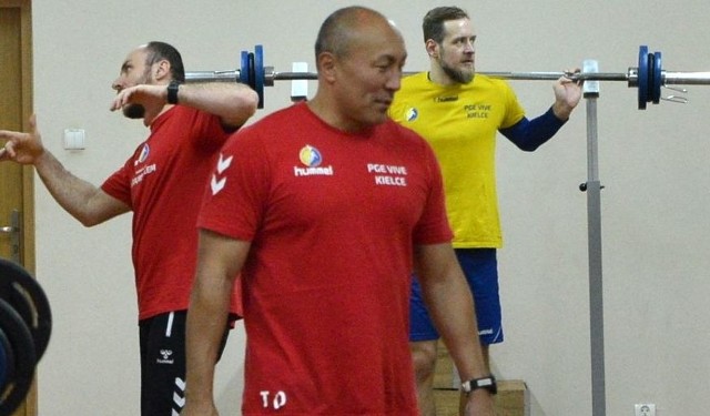 Trener Talant Dujszebajew przygotowuje PGE VIVE do drugiej części sezonu.