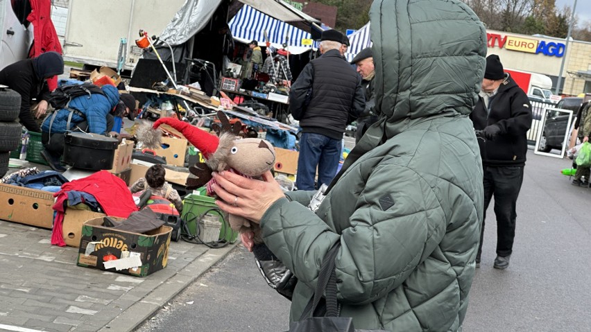 Zakupy na giełdzie w Sandomierzu w zimną sobotę 25 listopada: sanki, narty, ciepła odzież, węgiel, warzywa i owoce. Co jeszcze sprzedawano? 