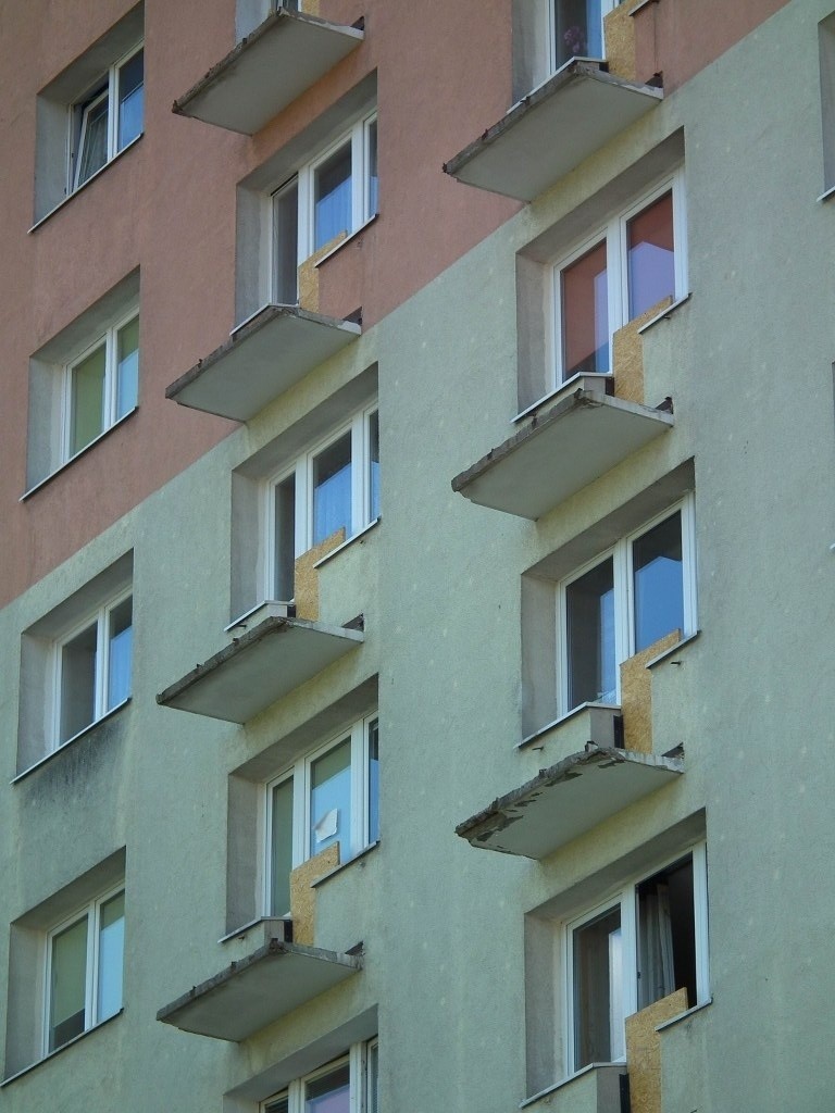 Poznań: Blok na os. Zwycięstwa bez balkonów na całe lato