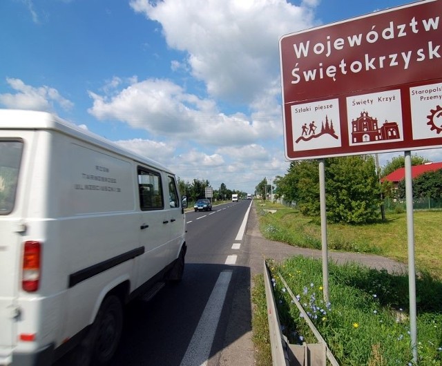 Według planów, nowy blok socjalny miałby stanąć przy ulicy Trześniowskiej w Sandomierzu, na peryferiach miasta. Stąd do centrum miasta są cztery kilometry.